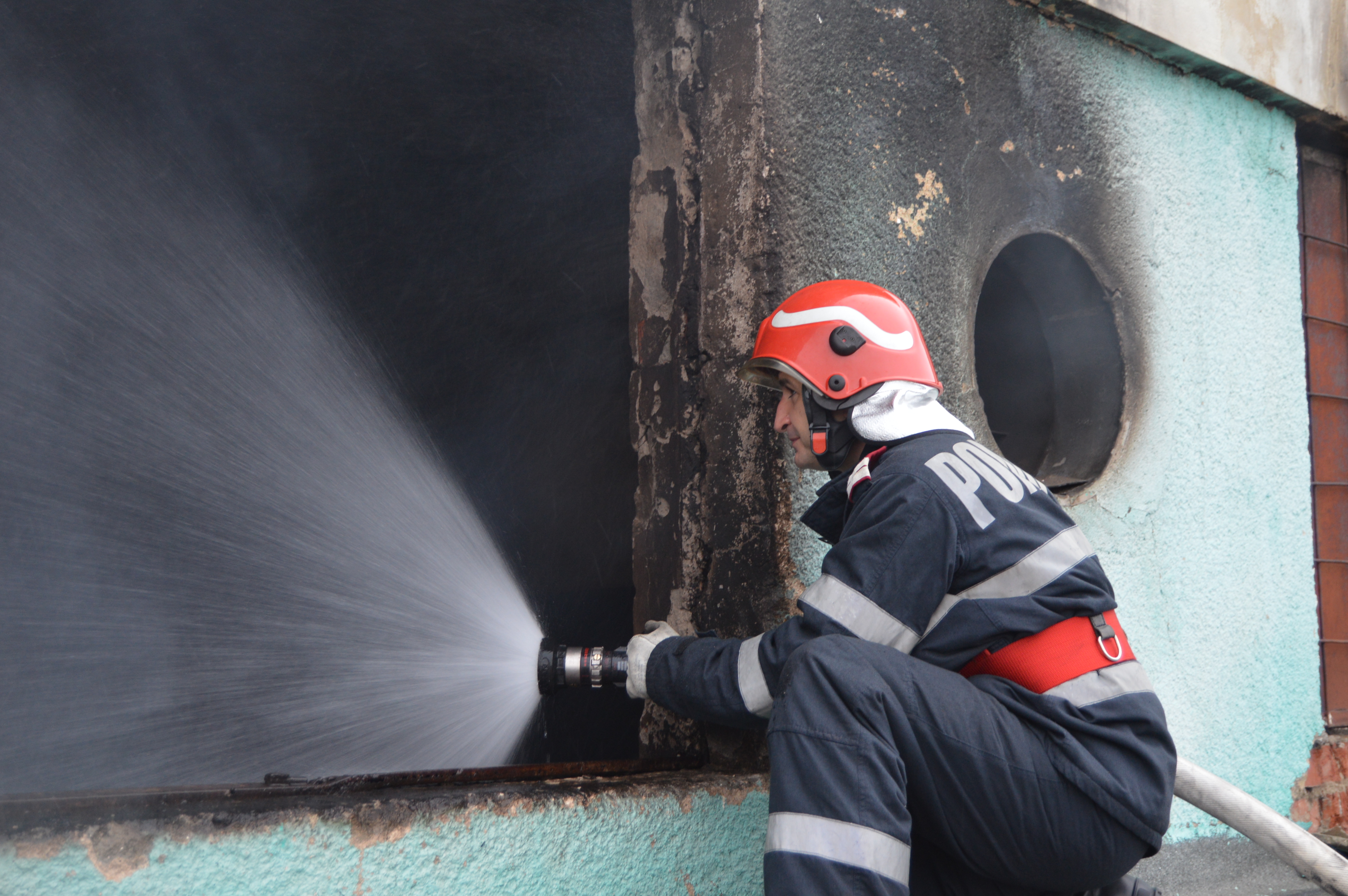 UPDATE: Pompierii din Brăila au lichidat incendiul de la o fabrică dezafectată de preparare a cărnii după 15 ore de luptă cu focul| FOTO