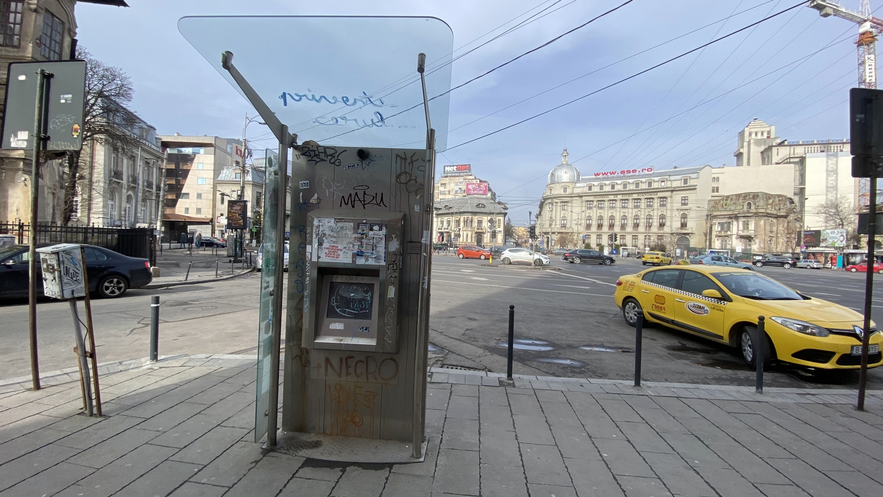 De 9 ani, chioșcurile informative de 400.000 de euro, care au funcționat doar câteva luni, zac vandalizate și inutile în centrul Bucureștiului
