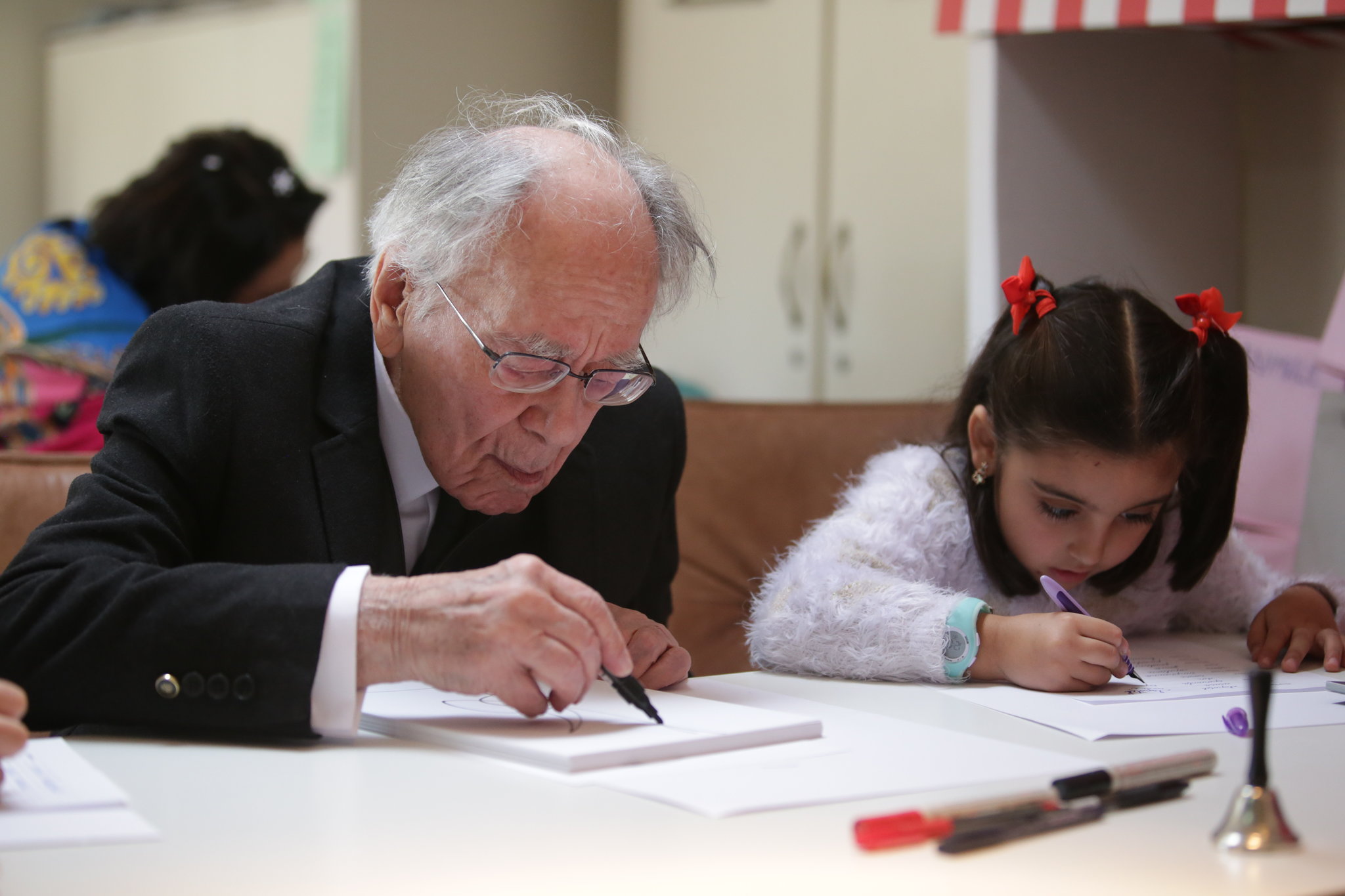 GALERIE FOTO / "Ora de Caligrafie", pentru copiii din familii de refugiaţi. Mihai Șora și Medeea Marinescu, printre invitați