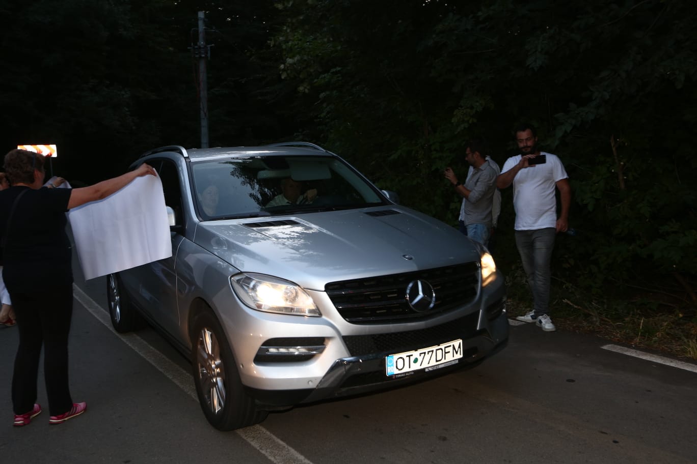 FOTO. Scandal la nunta fiului lui Liviu Dragnea, de la Palatul Snagov; Protestatarii blochează mașinile invitaților și strigă lozinci anti-PSD