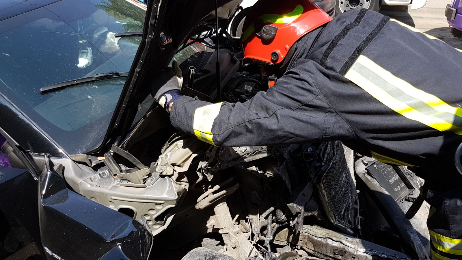 GALERIE FOTO/ Un Chevrolet Camaro a intrat într-un tramvai la Timișoara. Mașina a fost făcută praf