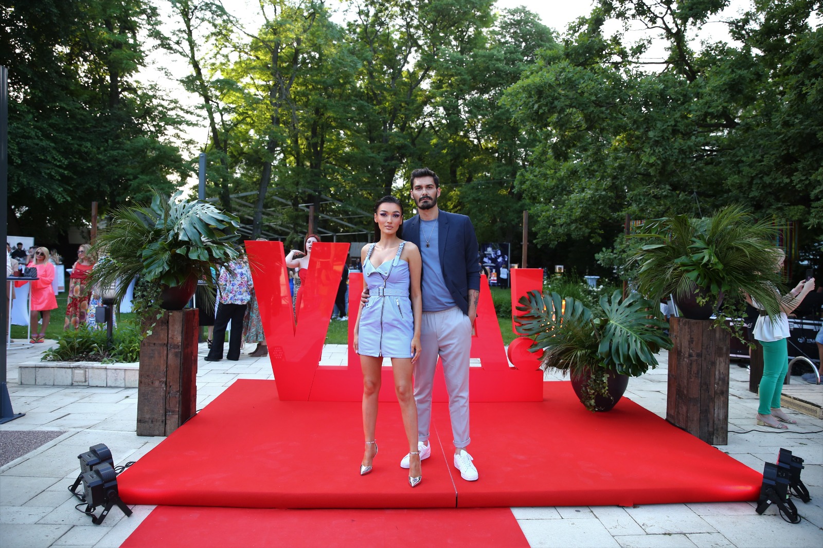 Cum s-au îmbrăcat vedetele pe covorul roșu la petrecerea VIVA! 2022. Andreea Marin și iubitul ei au atras toate privirile la eveniment
