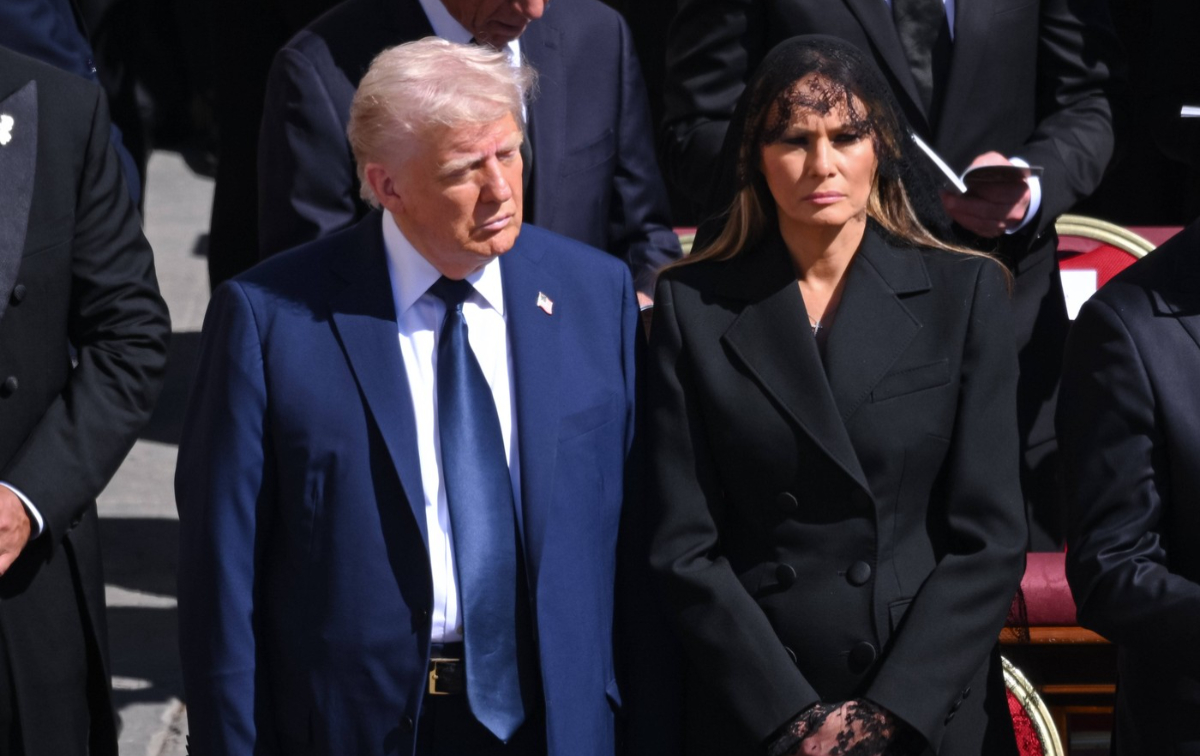 Ce i-a șoptit la ureche Melania Trump lui Donald Trump la funeraliile Papei Francisc. Un expert i-a citit pe buze primei-doamne