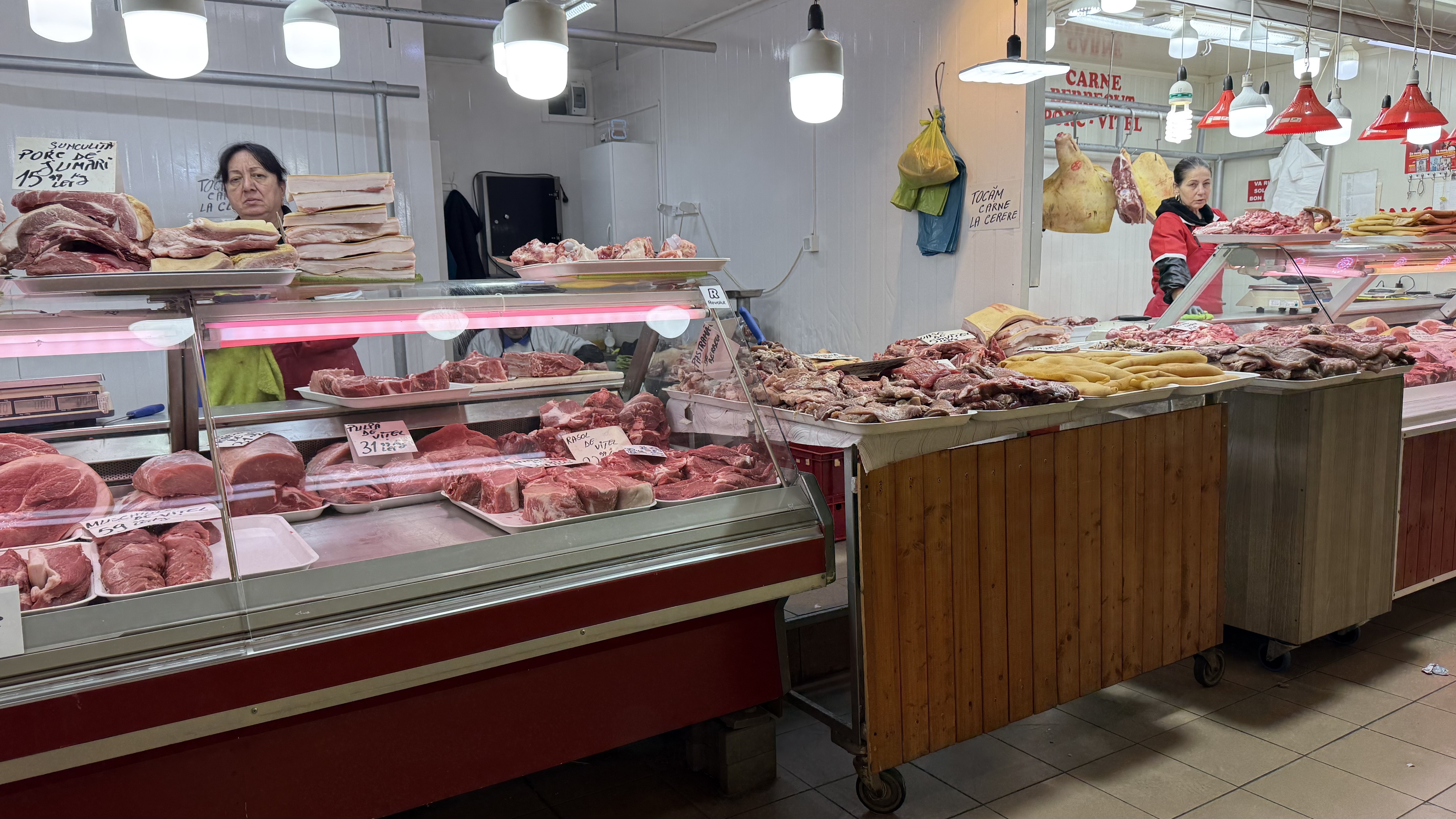 A început bătălia pentru carnea de porc. Reportaj în hala Obor: cât ne costă preparatele pentru sarmale și tobă?