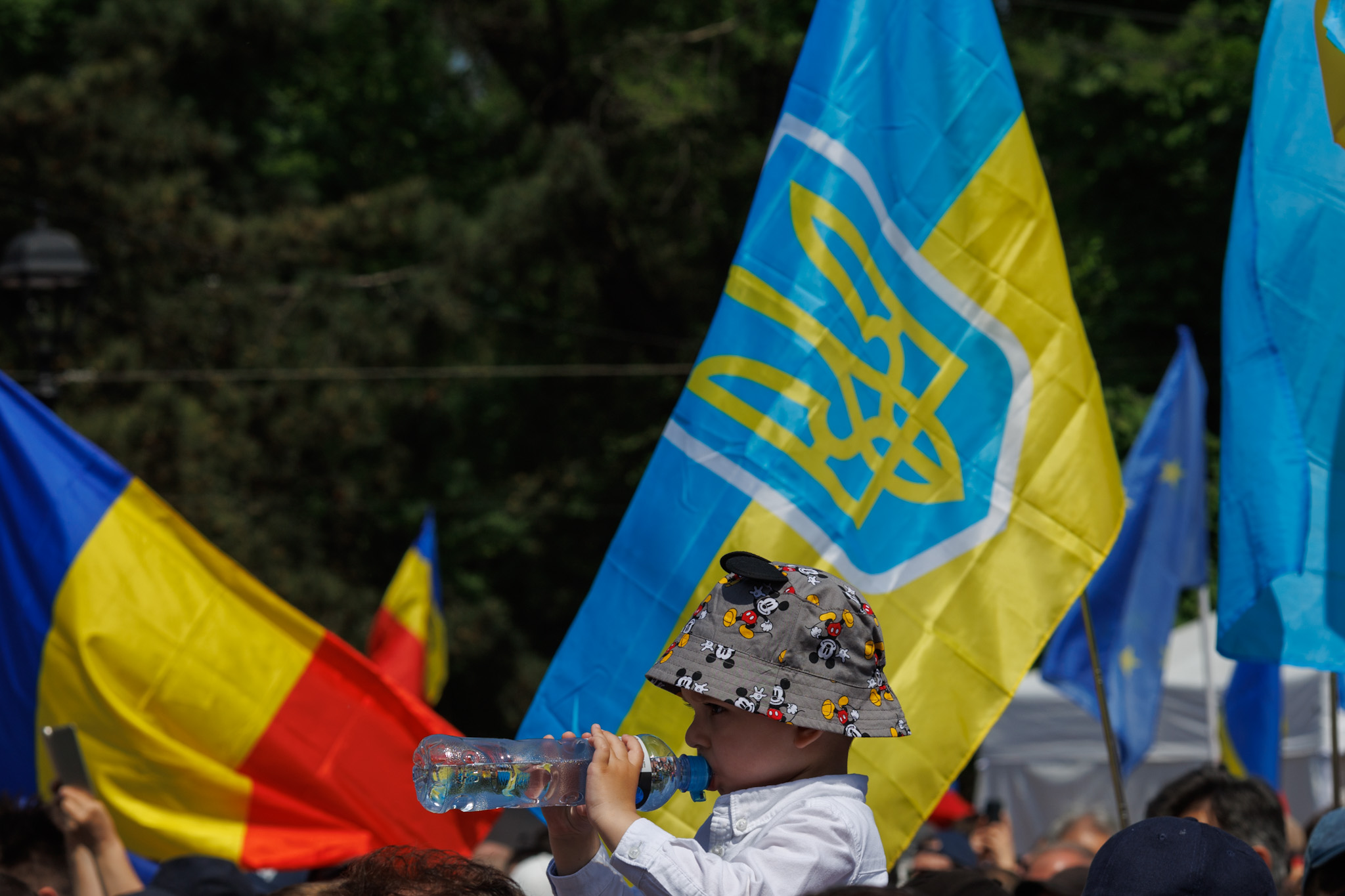 REPORTAJ. Marșul moldovenilor spre Vest a trecut peste șoselele pavate de sovietici. Libertatea a mers cu un autocar cu manifestanți spre piața din Chișinău în care 80.000 de oameni au strigat că vor în Europa