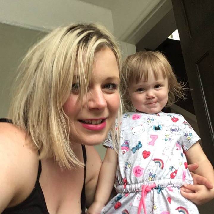 FOTO | O fetiță a suferit un atac cerebral în prima zi de vacanță alături de familia ei. Ce i s-a întâmplat