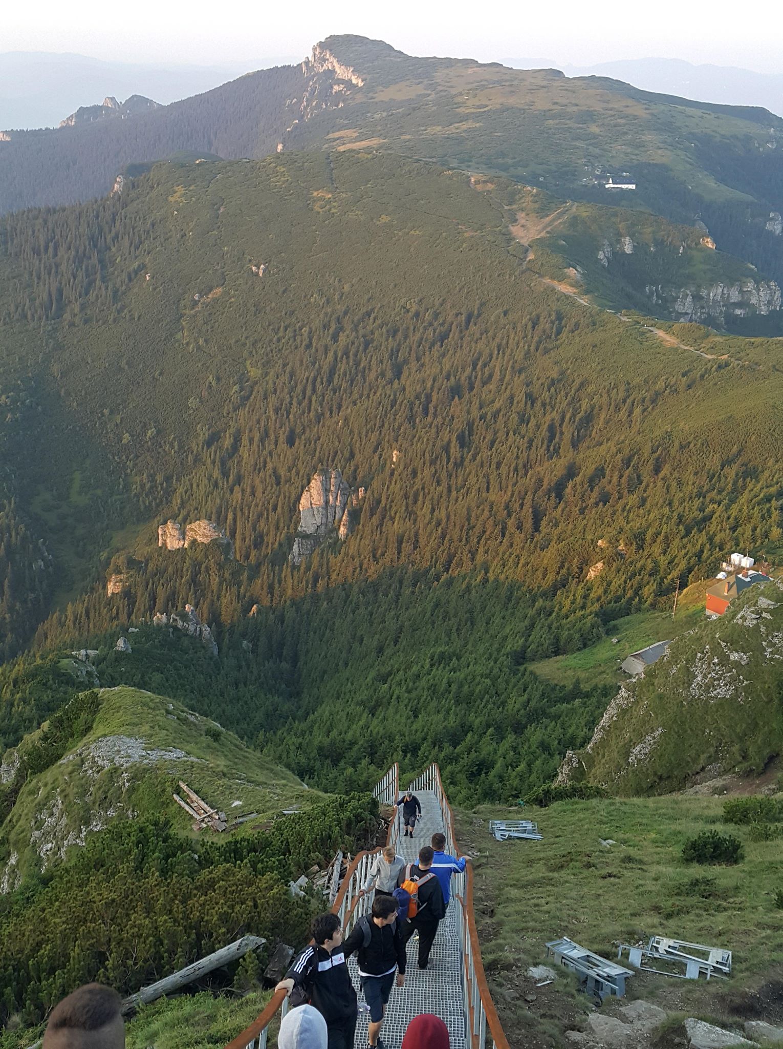 Fenomenul piramidei holografice din Ceahlău, admirat luni de sute de turiști |FOTO