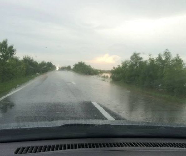 Mai multe drumuri din județul Timiș au fost inundate în urma ploilor | GALERIE FOTO