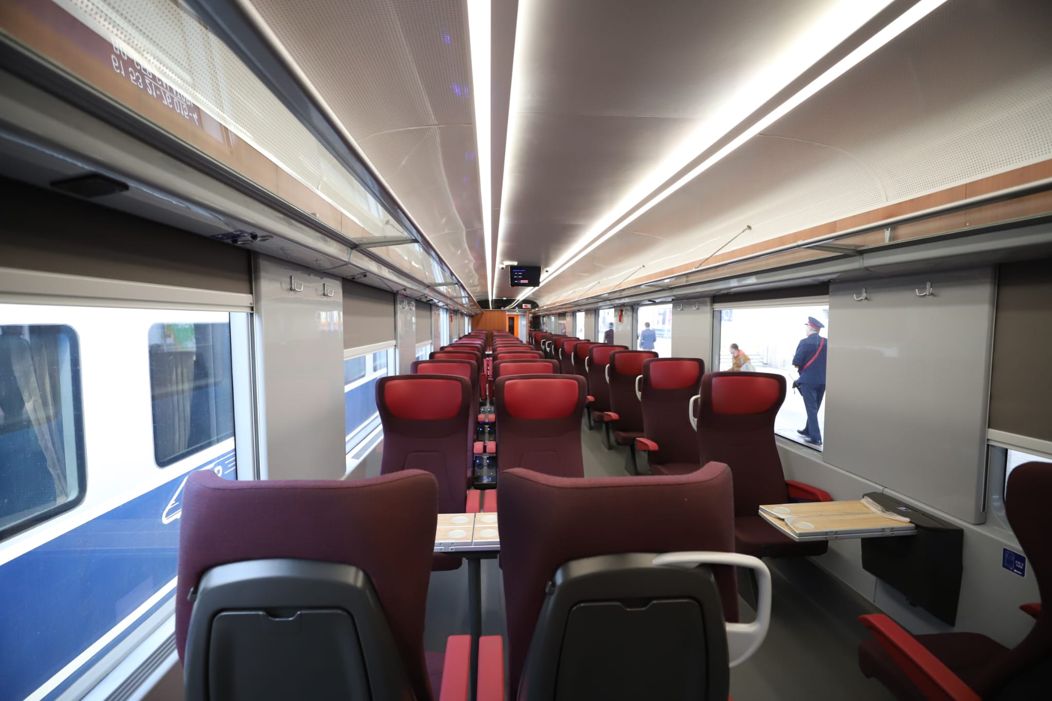 Viteză, confort și lift pentru persoane cu dizabilități. Primul tren modernizat complet circulă de astăzi pe ruta București-Constanța