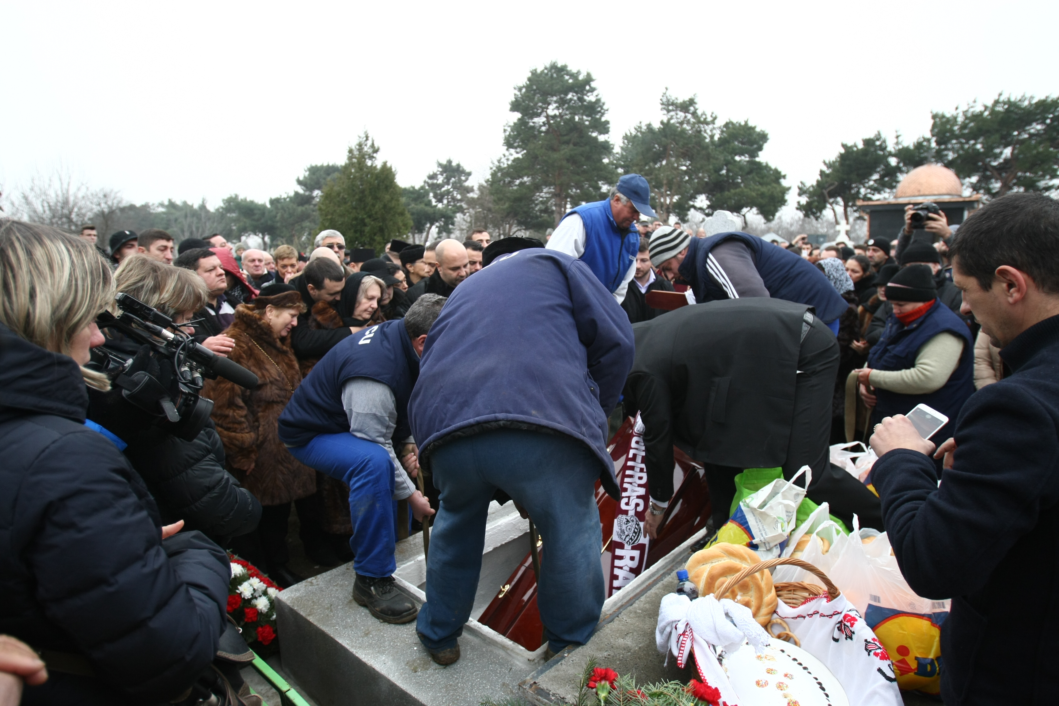 Imaginile DURERII de la înmormântarea lui Nae Manea! Discursul lui Vadim