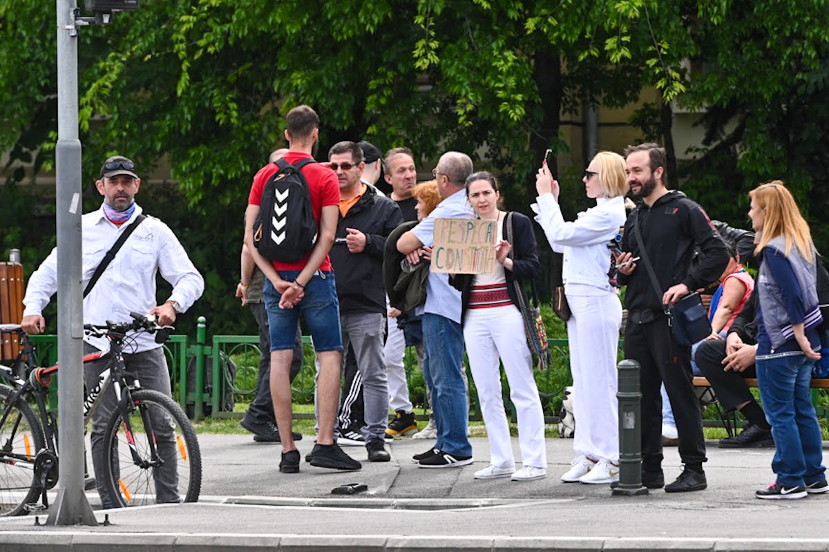 UPDATE: Protest în fața Guvernului, în prima zi de stare de alertă, deși mitingurile sunt interzise în această perioadă. Două persoane au fost ridicate de jandarmi