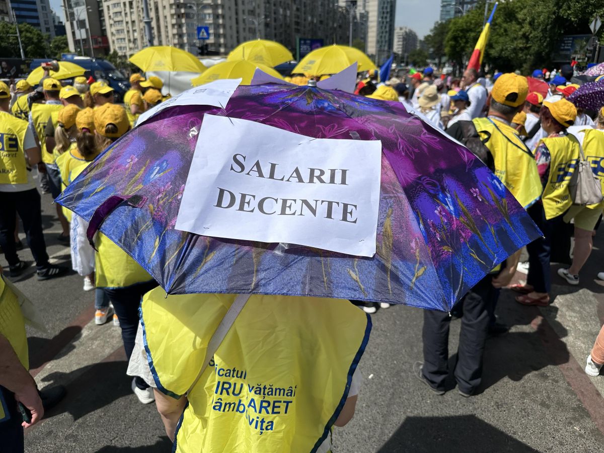 Protest al profesorilor, în a treia săptămână de grevă. Manifestanții au scandat în fața Palatului Cotroceni: „Demisia!”, „Nu cedăm!”