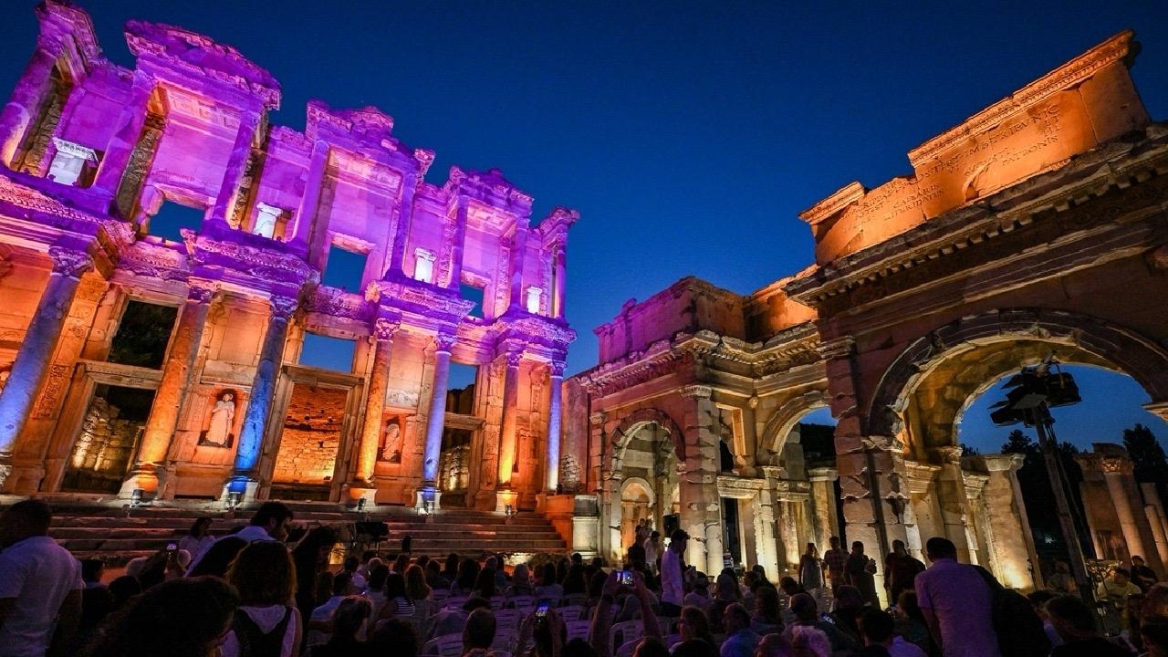 Ce se întâmplă noaptea în Turcia în perioada iunie - octombrie. Turiștii, atrași ca un magnet de un proiect inedit
