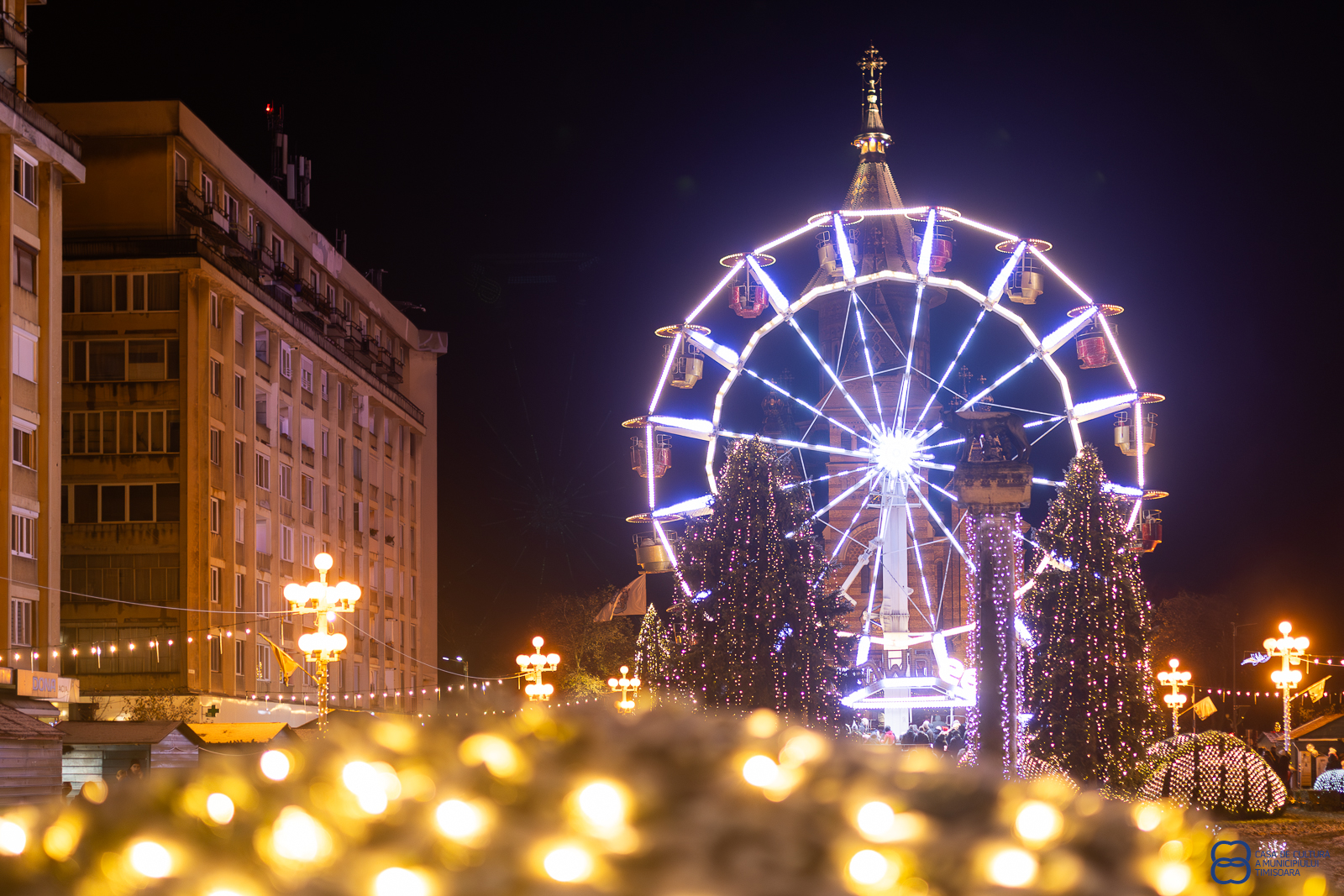 FOTO. Atmosferă de sărbătoare la târgul de Crăciun din Timişoara. Doar alegerea unui brad artificial nu a fost pe placul tuturor