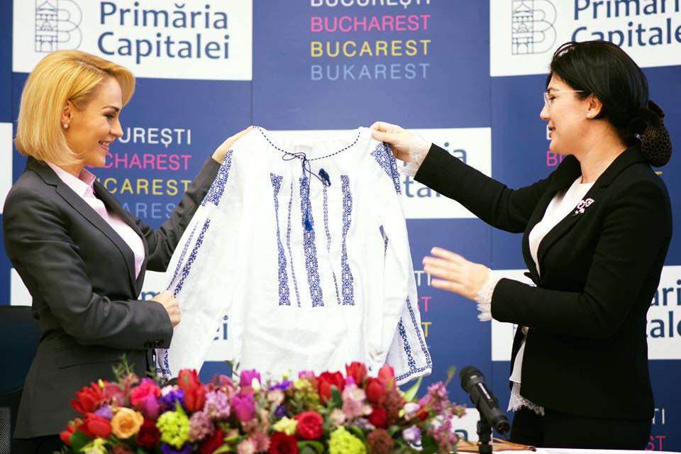 Ia tradițională românească, promovată de politicieni. Cum a ajuns costumul popular să fie admirat în toată lumea