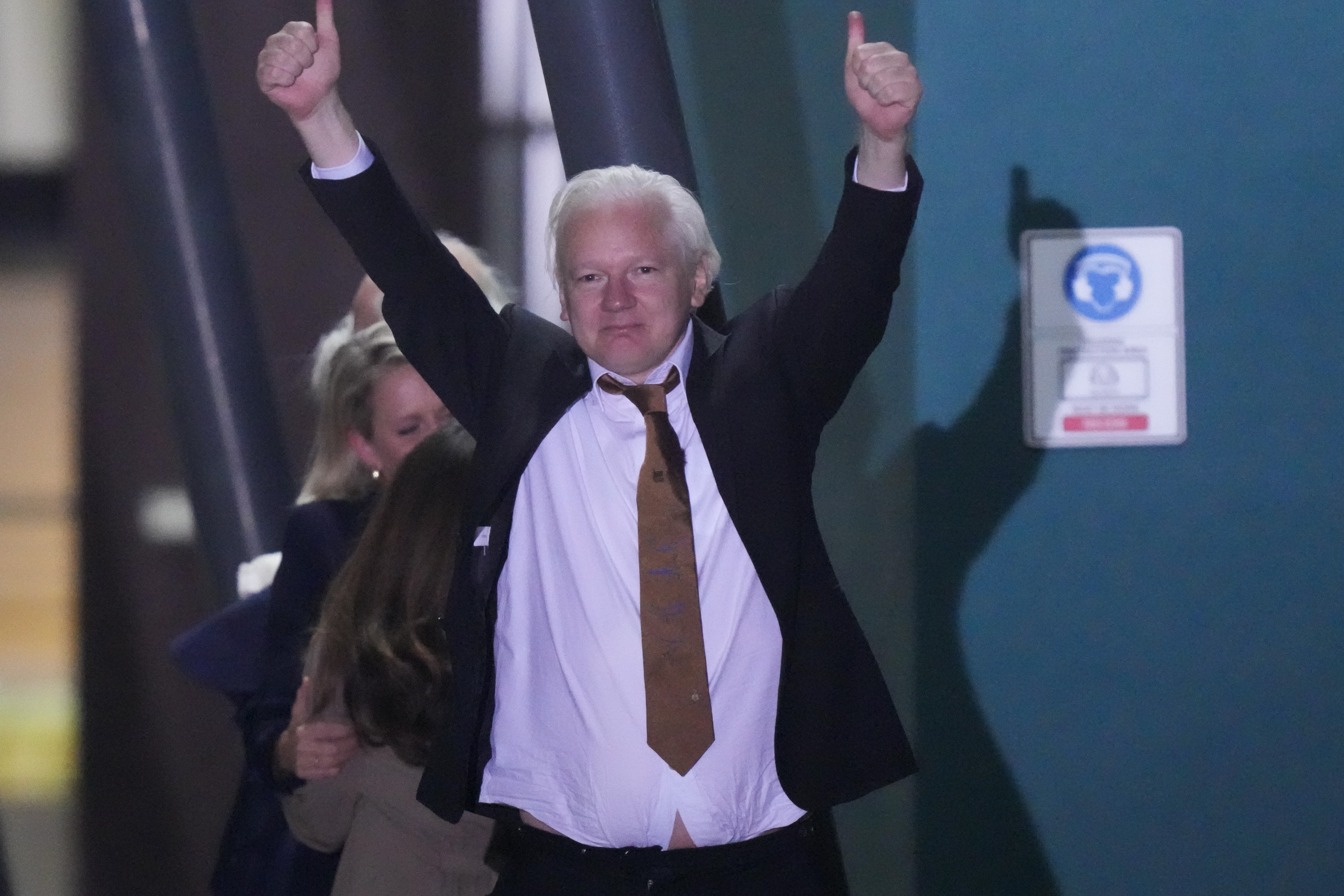 Julian Assange a ajuns în Australia, după eliberarea din închisoare: a fost așteptat de familie și de numeroși susținători pe aeroport