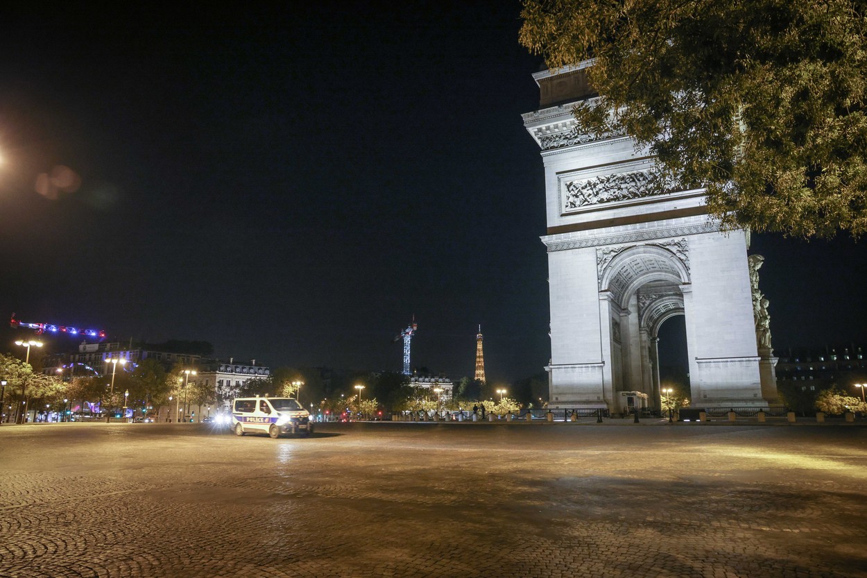 Străzi pustii, baruri închise și o manifestație spontană dispersată rapid. Cum a arătat prima noapte de restricții la Paris