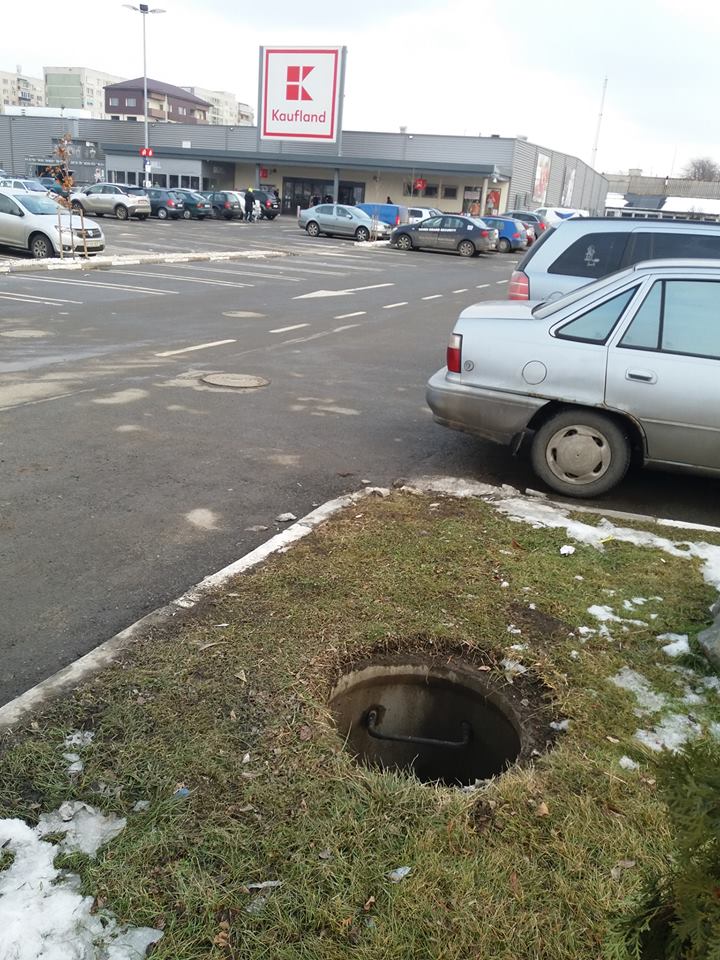 ȘTIREA MEA. UPDATE / Kaufland Militari a ales o soluție mult mai sigură pentru canalul fără capac din parcarea magazinului (FOTO)
