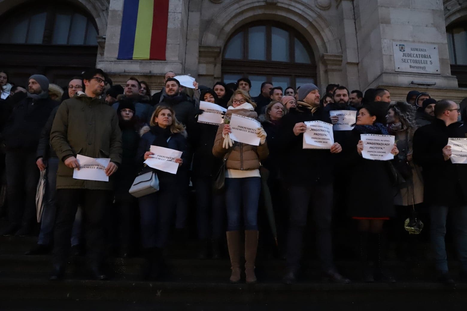 Judecătorii și procurorii au umplut treptele Palatului de Justiție de la București. Au protestat față de modificările aduse legilor Justiției |VIDEO
