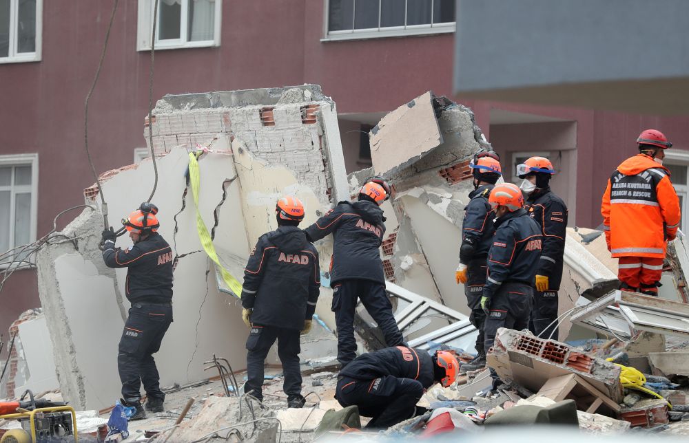 Coșmar după ce un bloc s-a prăbușit în Istanbul. Cel puțin 10 oameni au murit. Momentul tragediei a fost filmat / FOTO&VIDEO