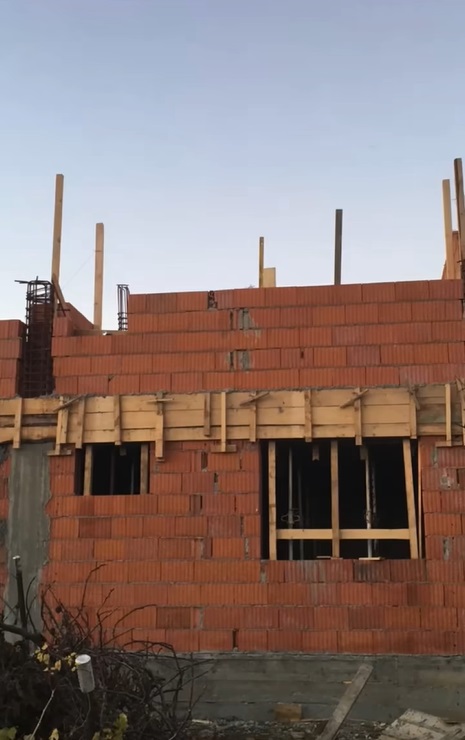 Imagini cu casa de la țară în care locuiește Oreste cu familia. Și-a construit în satul Fundeni, în Călărași, o locuință cu mai puțin de 60.000 de euro