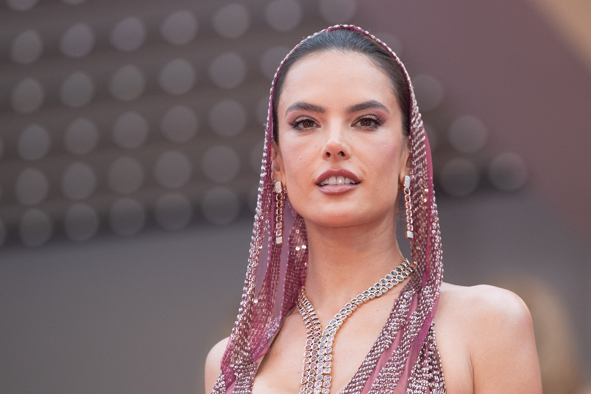A comis-o la Cannes 2023. Fotomodelul a purtat o rochie mult prea decoltată pe covorul roșu