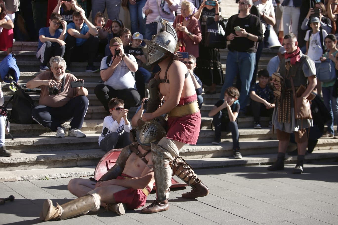 FOTOREPORTAJ. Lupte cu gladiatori pe Calea Victoriei din București, dar și mâncăruri preparate după rețete culinare antice