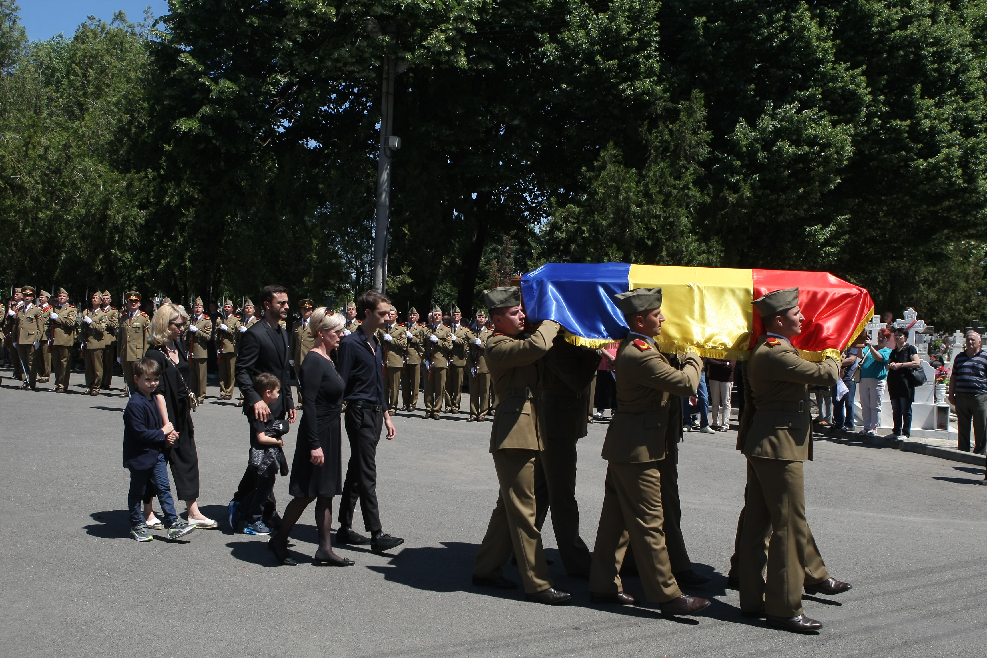 GALERIE FOTO&VIDEO/ Cristian Țopescu, înmormântat cu onoruri militare, la Cimitirul Ghencea Militar din București