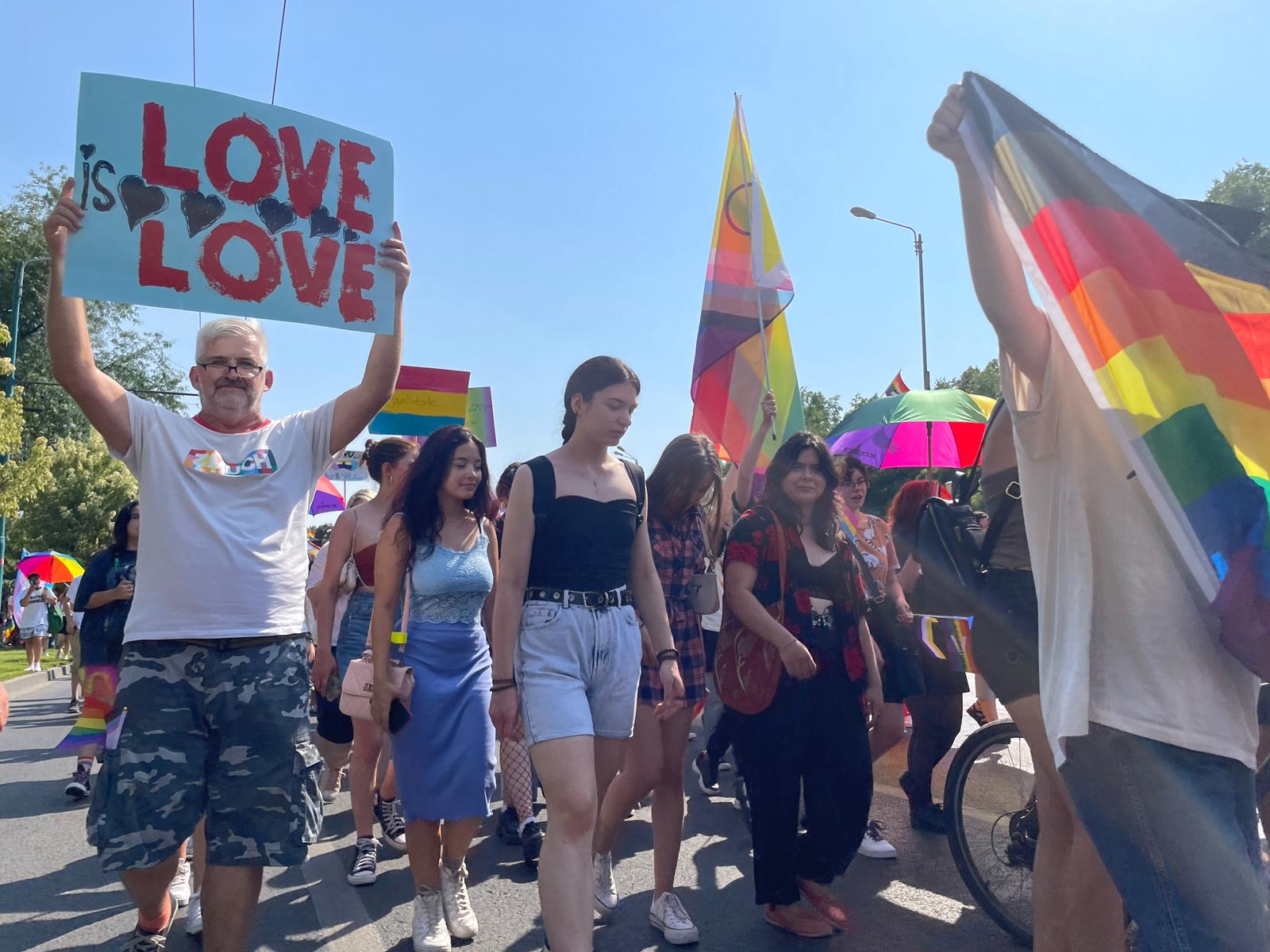 Sute de participanți la primul marș Pride din Timișoara. „Trăim într-o țară din UE care nu oferă nici o formă de recunoaștere cuplurilor de același gen”