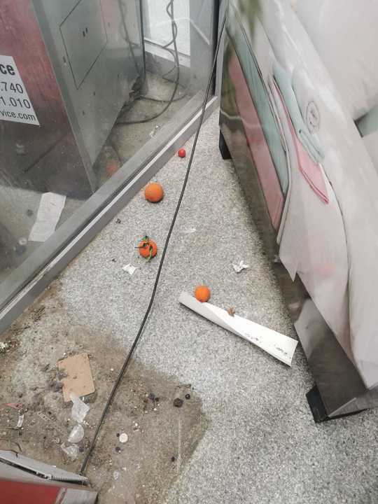 Două magazine Mega Image din Ilfov au fost închise de ANPC. Inspectorii au găsit insecte moarte, mizerie, produse alterate și expirate