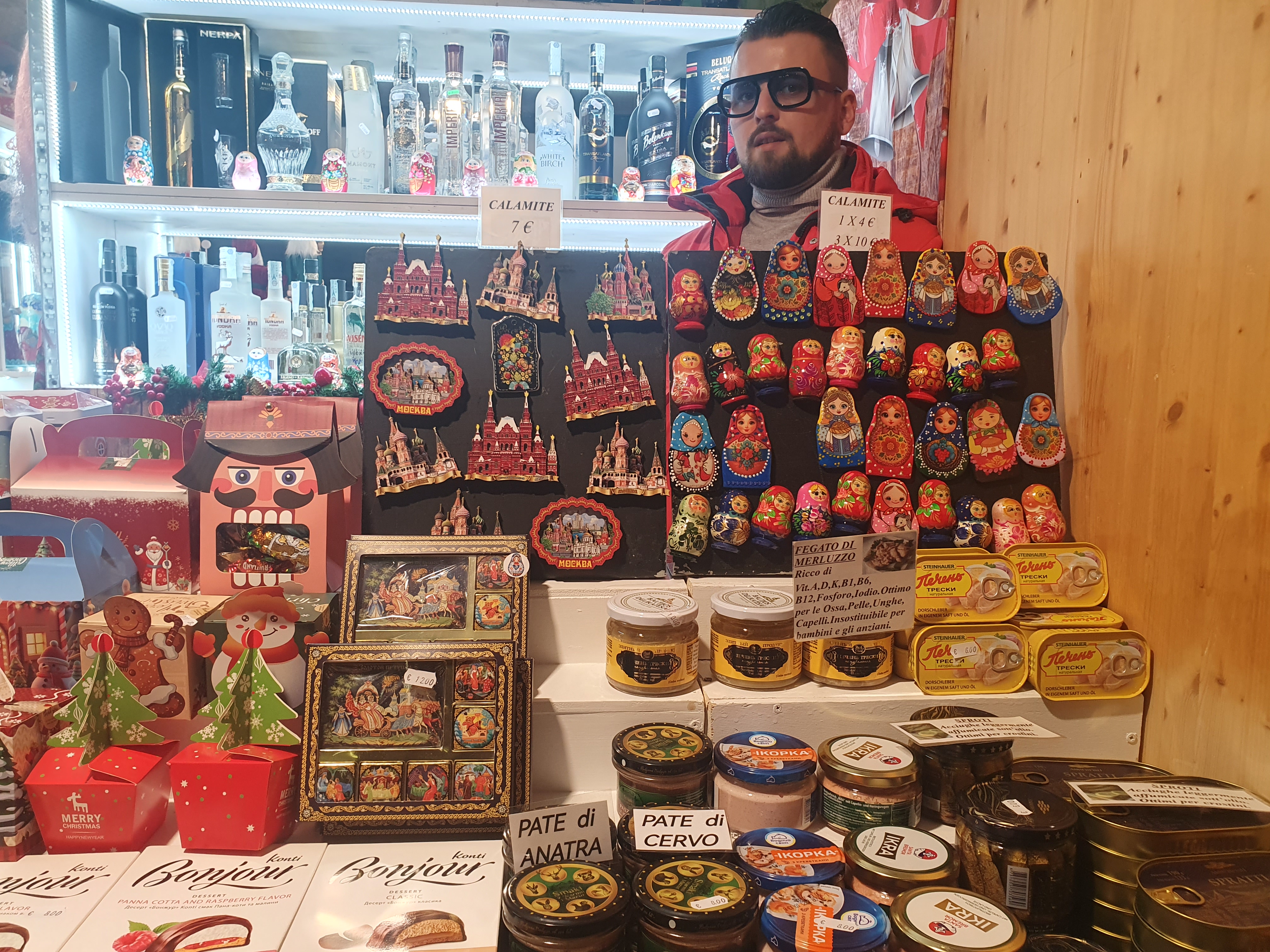 Târgul de Crăciun de la Milano, „stăpânit” de Tina și Milo, mascotele Olimpiadei de Iarnă 2026. Cât costă un pahar de vin fiert, o porție de street-food sau brânzeturile italienești