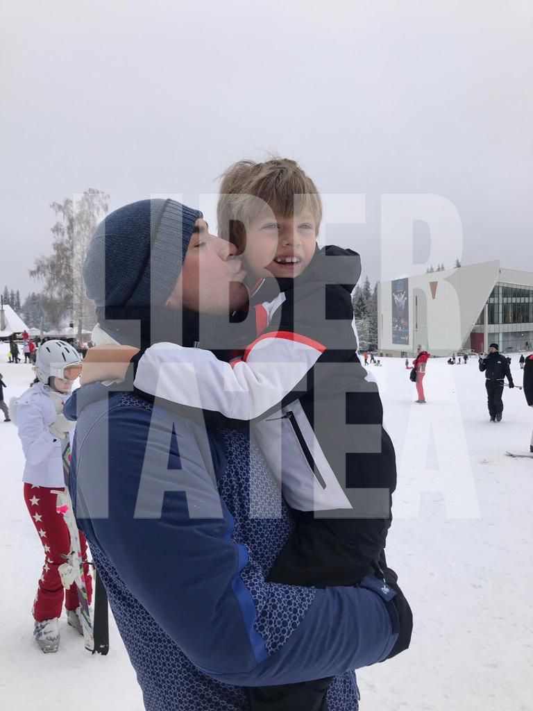 EXCLUSIV | Primele fotografii cu clanul Borcea! De sărbători, omul de afaceri și-a strâns laolaltă cei șapte copii pe care îi are cu patru femei!