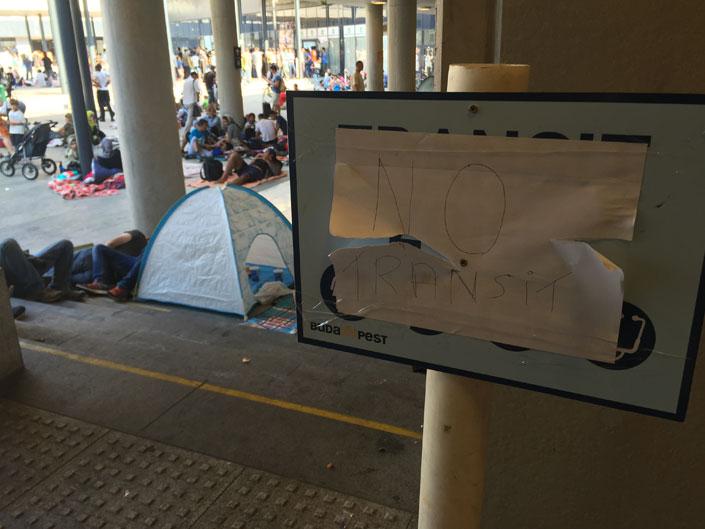 Corespondenţă din UngarIAD! Budapesta e sub asediul miilor de refugiați, iar autoritățile maghiare par să nu mai le facă față. ^Nu doar gara Keleti, epicentrul mulțimii care a venit să-și găsească un trai uman în Europa, e ocupată. Parcurile din jurul arenei pe care se va juca sunt pline de sirieni și de afgani. Nimic nu e ce pare, nimic nu mai e sigur. Se va juca și fotbal aici?