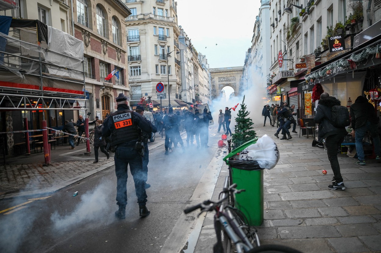 Confruntări violente la Paris între manifestanții kurzi și forțele de ordine, după atacul armat soldat cu 3 morți