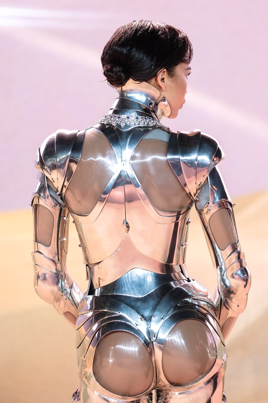Zendaya, apariție excentrică într-un costum metalic. Ținuta actriței de la premiera filmului „Dune 2” e creată în 1995
