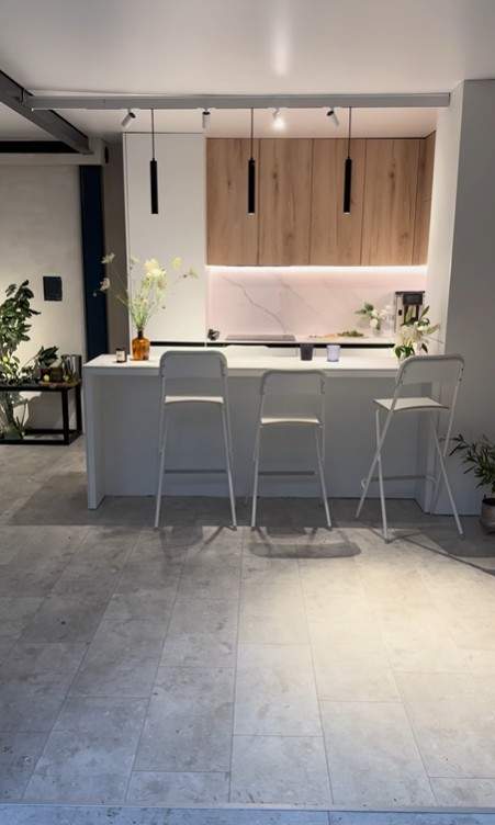 Cum arată bucătăria Laurei Cosoi după ce a fost renovată. „Mi-am îndeplinit visul. Ador lumina apusului care umple încăperea”