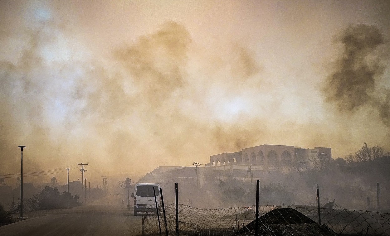 Peste 1.000 de turiști evacuați în Rhodos, după ce trei hoteluri au fost afectate de incendii. De 5 zile se luptă pompierii cu focul pe insula greacă