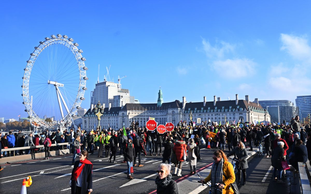 Cele mai mari proteste din Londra din ultimii ani. Zeci de oameni au fost arestați după ce au blocat podurile din metropolă