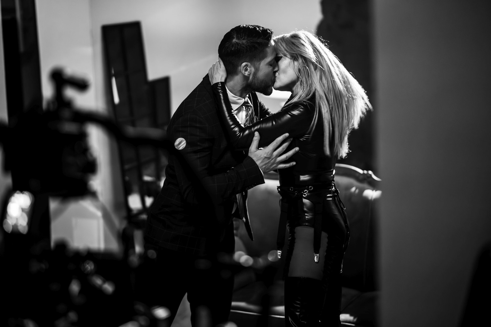 Laura Cosoi, dans lasciv cu Toto Dumitrescu, sărut pasional cu Jorge și un slalom permanent printre bărbați în filmul „Retreat Vama Veche”