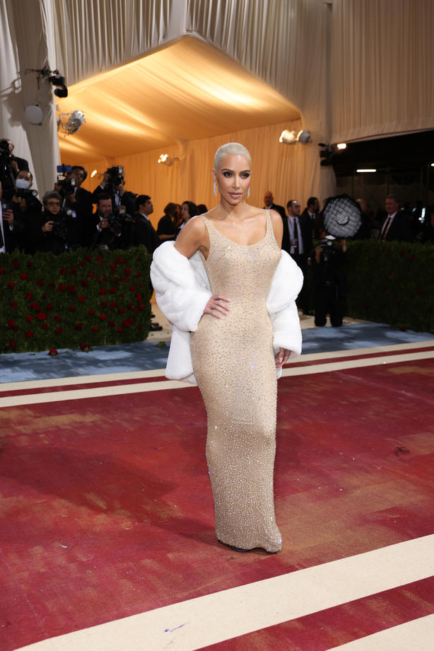 Kim Kardashian a purtat una dintre rochiile lui Marilyn Monroe la Met Gala 2022. Articolul valorează aproape 5 milioane de dolari