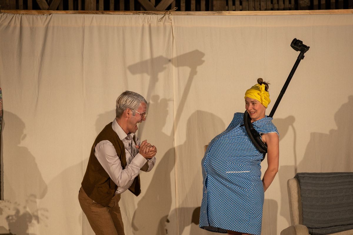 “Cultură’n șură”. O trupă de tineri artiști transformă curțile sătenilor în scene de teatru, de opt ani: “Dacă locuiești într-un sat, nu înseamnă că trebuie să fii izolat cultural”