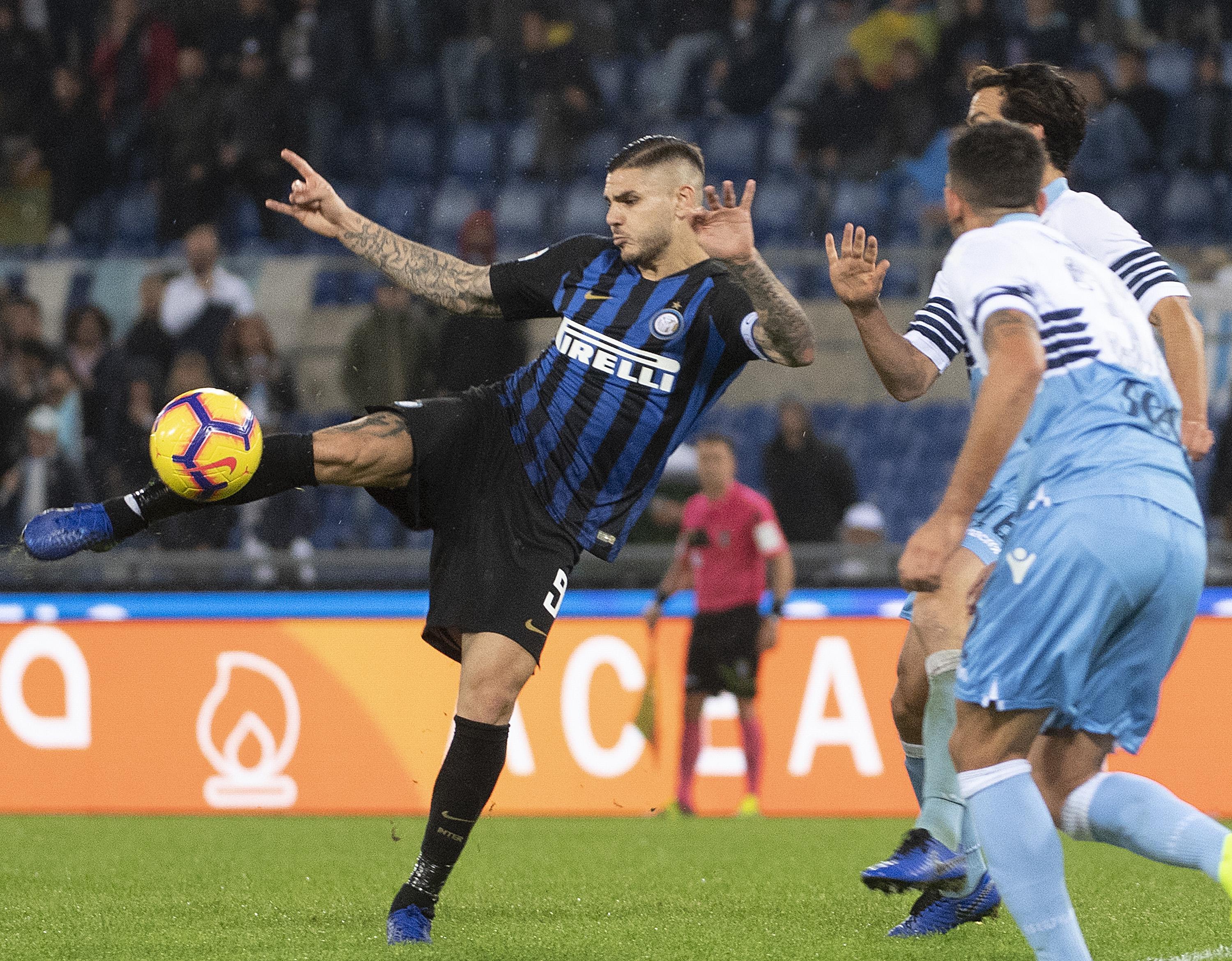 Un student român îi face ghetele lui Mauro Icardi, starul argentinian de la Inter Milano! Octavian Graure îi desenează și îi personalizează adidașii atacantului. Antonia, printre clienții săi