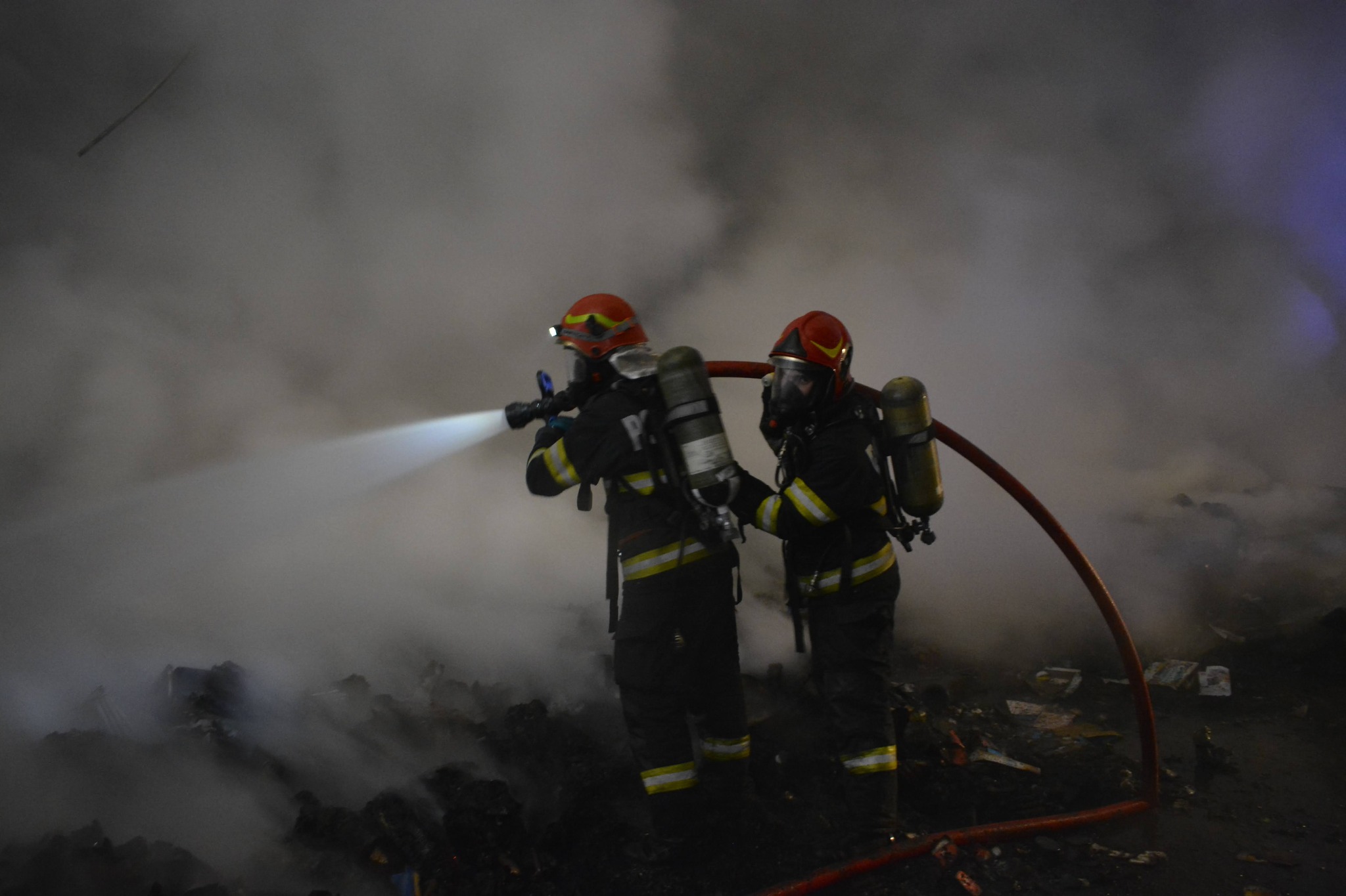 Incendiu puternic în curtea unui mall din Cluj. Clienții unui supermarket au fost evacuați | VIDEO