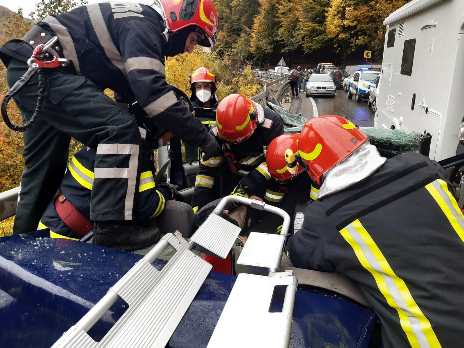 Mașină distrusă de o autorulotă, într-un accident în Prahova. Cinci persoane, printre care și un bebeluș, au fost rănite