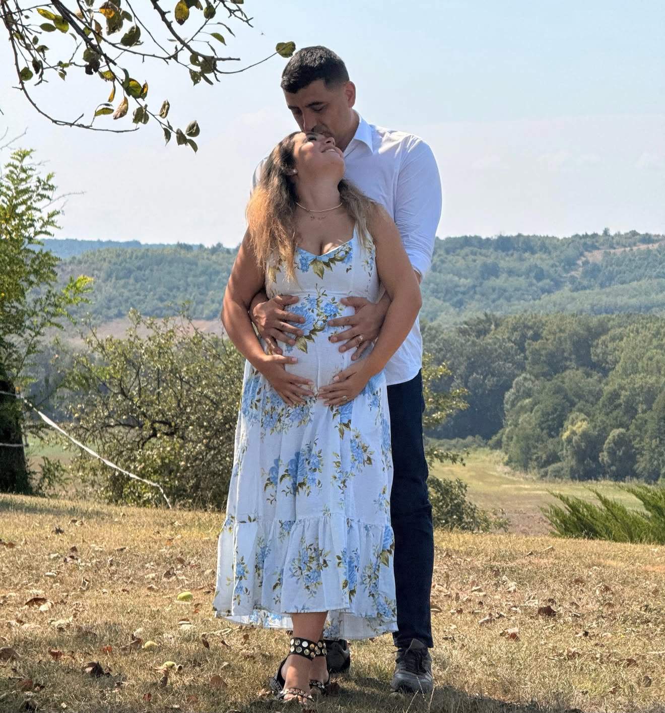 Imagini rare cu George Simion și soția lui, Ilinca, însărcinată cu al doilea copil. „Unele locuri păstrează pentru totdeauna cele mai prețioase amintiri”