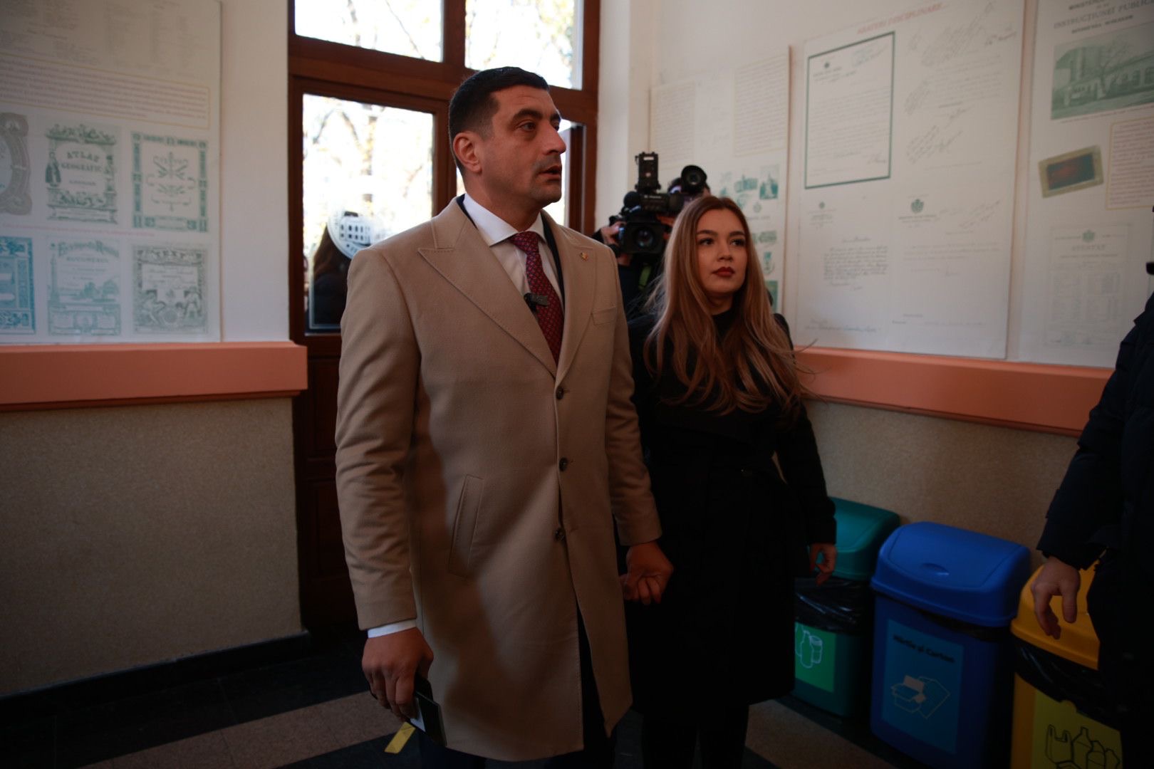 Soția lui George Simion, în negru din cap până în picioare în ziua alegerilor prezidențiale. Gestul făcut de Ilinca Simion în secția de vot