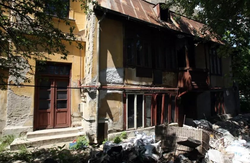Vila din centrul Bucureștiului a regretatului Mircea Lucescu, ocupată de oamenii străzii. Îi plătise pentru a-i elibera casa