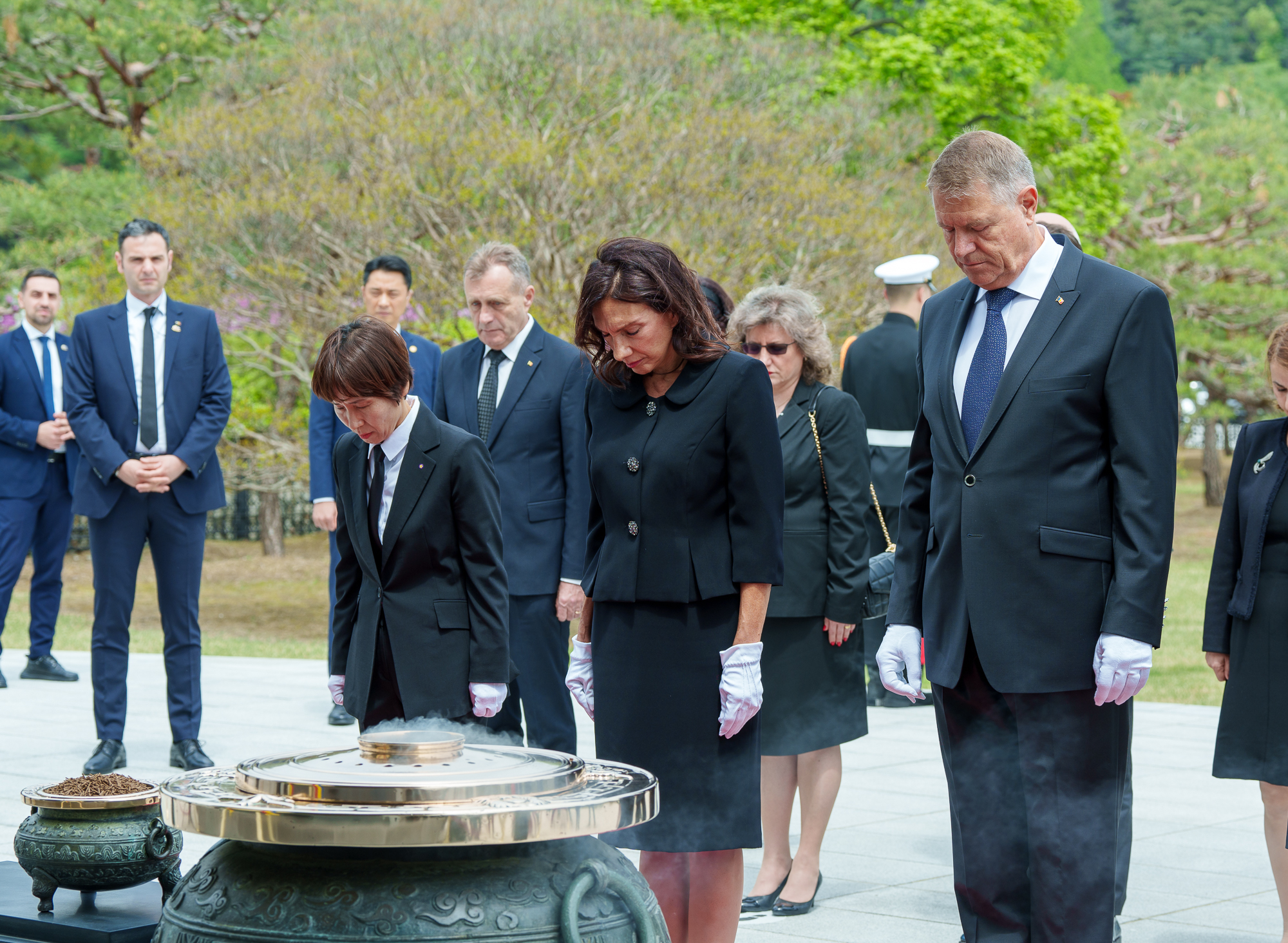 Iohannis a decolat din Sibiu către Coreea de Sud cu un avion de lux. Miniștrii din delegație au călătorit separat