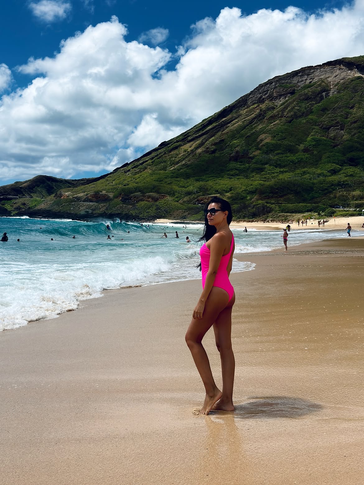 Corina Caragea pe plajele din Hawaii
