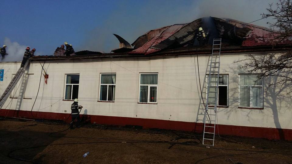 Incendiu la o școală din județul Timiș. Acoperișul clădirii, făcut scrum de flăcările uriașe